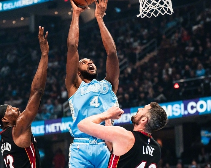 关于波士顿凯尔特人发布备战花絮；集结日再遭质疑；NBA常规赛任务艰巨；更衣室氛围转暖的信息-九游体育