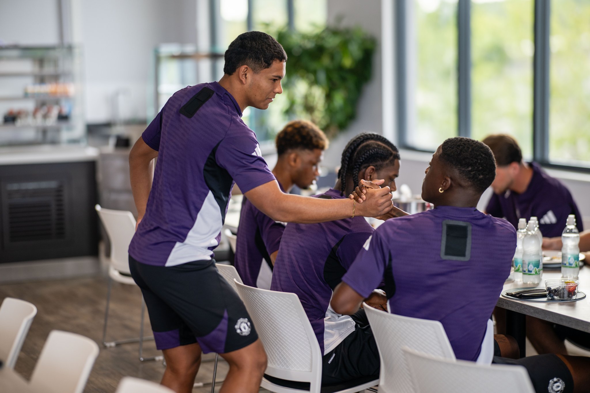 关键时刻体能课后；曼联遗憾出局备战NBA季后赛；信心回归；控场能力受关注(詹姆斯关键球主动往防守者身上一靠)-九游体育官网